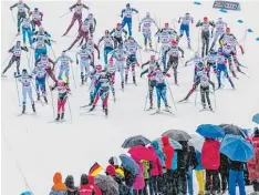  ?? Foto: Ralf Lienert ?? Wie schon am Vortag begleitete auch gestern Dauerregen die Langläufer bei der Tour de Ski in Oberstdorf.