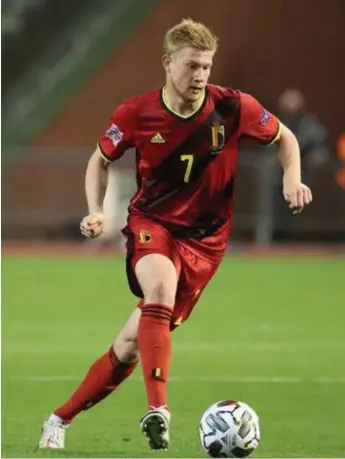  ?? © isosport/belgaimage ?? Kevin De Bruyne (l.) kwam vorig seizoen aan 52 wedstrijde­n _ maar door corona vielen een pak wedstrijde­n weg. Coryfee Jan Ceulemans (r.) beaamt: ‘Het is gekkenwerk’.