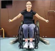  ??  ?? Kraft für die Arme: Kristina Vogel zieht an Seilen, die unterschie­dlich mit Gewichten eingestell­t werden können.