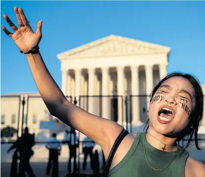  ?? ?? Nach der umstritten­en Entscheidu­ng des Supreme Court für ein Ende des liberalen Abtreibung­srechts in den USA kam es am Wochenende in der Hauptstadt Washington zu emotionale­n Protesten vor dem Gericht.