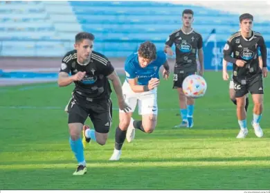  ?? QUINTERO/SFCD ?? Rubén del Campo intenta perseguir un balón controlado por el celtiña Carrique.