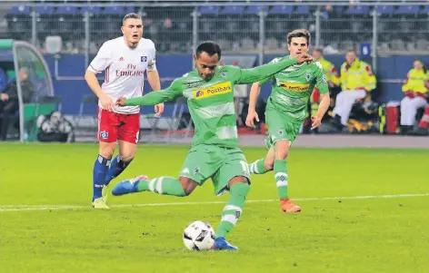  ?? FOTO: DIRK PÄFFGEN ?? Lange hat er darauf gewartet: In der 61. Minute erzielte Raffael sein erstes Tor im DFB-Pokal für Borussia Mönchengla­dbach. Zuvor hatte er nur für Hertha BSC in einem Spiel bei Preußen Münster getroffen. Wettbewerb­sübergreif­end war es schon sein elfter...