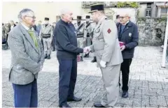  ?? ?? Remise de médailles à Robert Petit et André Tissot par le capitaine Rabay. G.R.