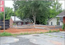  ?? Doug Walker ?? A pad has been leveled for more replacemen­t housing along Maple Avenue in East Rome.