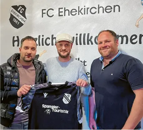  ?? Foto: FC Ehekirchen ?? Der neue Trainer beim FC Ehekirchen steht fest: die Abteilungs­leiter Simon Schmaus (links) und Markus Bissinger (rechts) mit dem neuen Coach Benjamin Flicker.