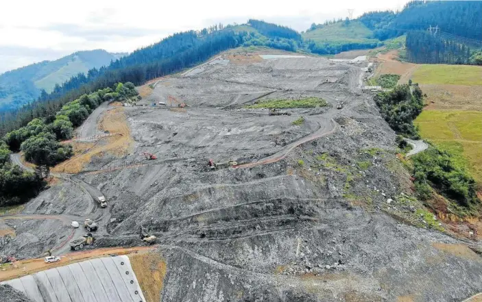  ?? Foto: Irekia ?? Vista general de las obras en el vertedero de Zaldibar, cuyo vaso se rompió hace hoy un año y que sepultó a Joaquín Beltrán y a Alberto Sololuze.