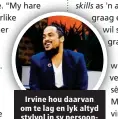  ?? ?? Irvine hou daarvan om te lag en lyk altyd stylvol in sy persoonlik­e lewe.