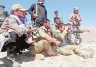  ?? // REUTERS ?? Miembros del Frente Nacional de Resistenci­a otean desde una colina