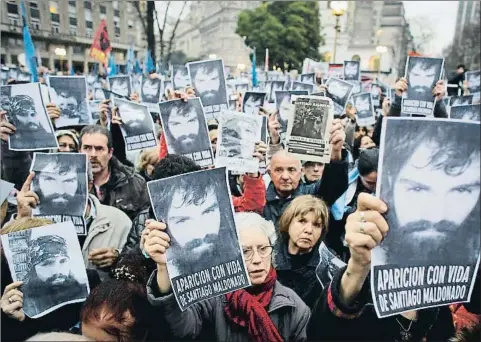  ?? VICTOR R. CAIVANO / AP / ARCHIVO ?? Manifestac­ión en Buenos Aires el 11 de agosto para exigir la liberación de Santiago Maldonado