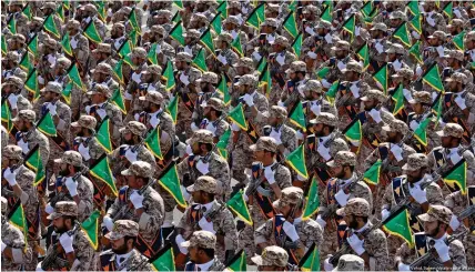  ?? Bild: Vahid Salemi/dpa/picture alliance ?? Mitglieder der iranischen Revolution­sgarden bei einer Parade zum Jahrestag der Islamische­n Revolution in Teheran