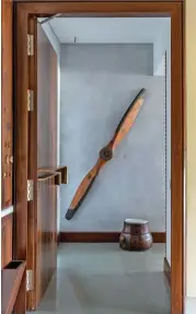  ??  ?? Mehta home, Mumbai: Large airy entrance vestibule that is easy to clean and has enough space for sanitisati­on