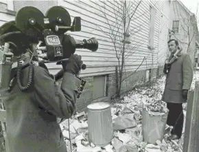  ?? MILWAUKEE JOURNAL SENTINEL FILES ?? TV6 reporter Tom Hooper on assignment in 1973.