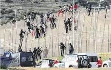  ?? Foto: archiv ?? Ani takovýhle plot nestačí Bezpečnost­ní síly zasahují proti migrantům, kteří se snaží překonat plot obklopujíc­í španělskou enklávu Ceuta.
