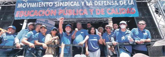  ?? ?? El presidente de la ADP, Eduardo Hidalgo, con el puño levantado, al encabezar una concentrac­ión de profesores el pasado martes frente al ministerio de Educación.