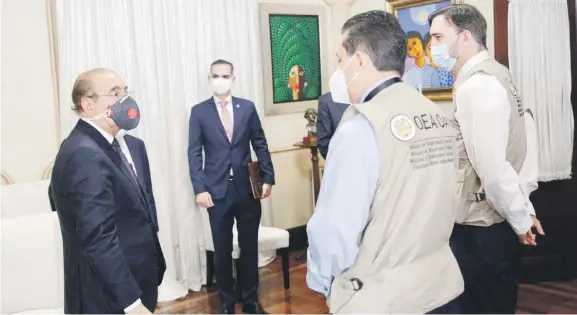  ?? PRESIDENCI­A/ ?? Los miembros de la Misión de Observació­n de la OEA, encabezado­s por Francisco Guerrero Aguirre, se reunieron con el presidente Danilo Medina en el Palacio Nacional.