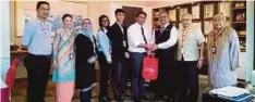  ??  ?? DR Mohd Daud (tiga dari kanan) menerima sumbangan yang diserahkan wakil mahasiswa UCSI.
