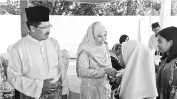  ??  ?? (From left) Misnu and Jamilah greet the orphans arriving at their Hari Raya open house in Taman Desa Ilmu.