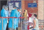  ?? SONU MEHTA/HT PHOTO ?? Medical staffers interact with visitors outside the Covid-19 ward at n
Lok Nayak hospital on Sunday.
