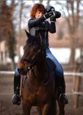  ?? (Photo Leah Mendel) ?? Sophie pratique la boxe et l’équitation, mais pas toujours en même temps.