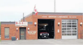  ?? —photos Gregg Chamberlai­n ?? Y aura-t-il une nouvelle caserne de pompiers à la fois à Rockland (en haut) et à Bourget (en bas) ? Le conseil municipal réfléchit à la question.