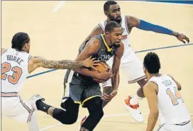  ?? FOTO: EFE ?? Kevin Durant, alero de los Warriors, rodeado de defensores de los Knicks