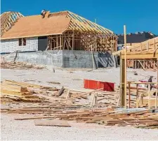  ?? William Luther/Staff photograph­er ?? Homebuildi­ng in San Antonio is slowing as the price of new houses in Texas inch downward.