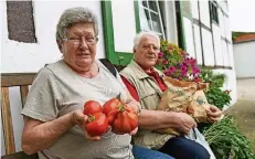  ??  ?? Gisela und Dieter Feith kaufen regelmäßig im Hofladen der Blomenkamp­s ein. Auch sie haben sich für Tomaten entschiede­n.