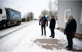  ?? ?? Förbi mataffären dras gång- och cykelvägen intill väg 42, men där ska det sättas upp ett skyddande räcke.