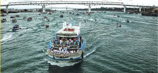  ?? PHOTO BY ALLAN CUIZON ?? GOOD VOYAGE: A seaborne procession with Our Lady of the Rule at the heart of it all begins the celebratio­n of Lapu-Lapu City’s fiesta.