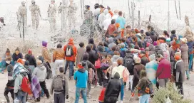  ?? ?? l Migrantes tratan de cruzar a Texas desde Ciudad Juárez, Chihuahua.