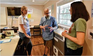  ?? HYOSUB SHIN PHOTOS / HSHIN@AJC.COM ?? Marty Rosenbluth (center) confers with Eleanor Wedum (left) and Monica Whatley at Southern Poverty Law Center’s Lumpkin office on Sept. 18.