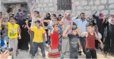  ?? FOTO: DPA ?? Evakuierun­g syrischer Familien in Aleppo. Durch Fluchtkorr­idore sollen Zivilisten die Stadt verlassen können; die Opposition spricht von einem Propaganda­trick.