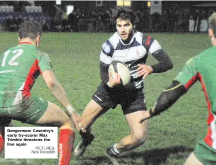  ?? PICTURES: Nick Meredith ?? Dangerman: Coventry’s early try-scorer Max Trimble threatens the line again