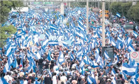  ??  ?? PROTESTA. Manifestan­tes antigubern­amentales participan en una marcha en Managua en apoyo a las Madres de abril.