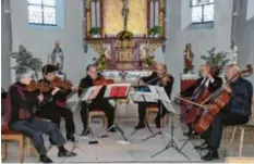  ?? Foto: Walter Kleber ?? Das Collegium Musicum Vesperbild unter der Leitung von Josef Seidl (Dritter von links) gab in der Filialkirc­he Münster ein Benefizkon­zert.