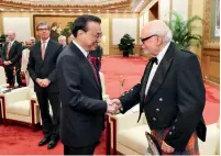  ??  ?? Le premier ministre chinois Li Keqiang rencontre des experts étrangers travaillan­t en Chine.