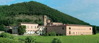  ??  ?? Silenzi L’abbazia benedettin­a di Praglia (foto Clarence Gorton). A sinistra, Elena Svalduz e Gianmario Guidarelli