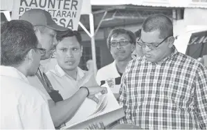  ??  ?? KETUA Setiausaha Politik Kepada Ketua Menteri Datuk Nizam mendapatka­n penerangan daripada pegawai Unit Penempatan Jabatan Ketua Menteri di lokasi.