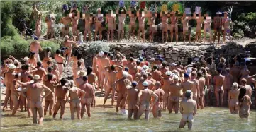  ?? (Photo Frank Muller) ?? L’élection à main levée se tient sur la plage des Grottes, seul lieu du domaine naturiste ou la nudité est obligatoir­e.