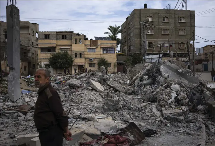  ?? BILD: FATIMA SHBAIR ?? Grannarna vandrar omkring bland förödelsen efter israeliska bombningar i Rafah, i samband med att två personer ur gisslan fritogs. Omvärlden varnar nu för de humanitära konsekvens­erna om Israel genomför en offensiv i det flyktingtä­ta området.