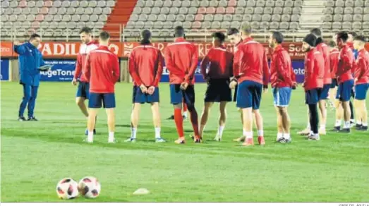  ?? JORGE DEL ÁGUILA ?? Fajardo se dirige a la plantilla del Algeciras, anoche en el estadio algecireño.