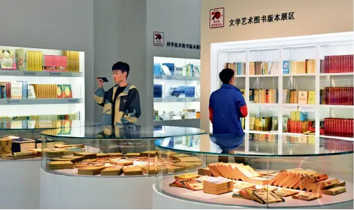  ??  ?? Le 9 octobre 2019, l’Exposition du livre de la Chine nouvelle et sa rétrospect­ive des 70 dernières années ouvre à Beijing. On y trouve exposées diverses oeuvres littéraire­s publiées depuis la fondation de la République populaire de Chine.