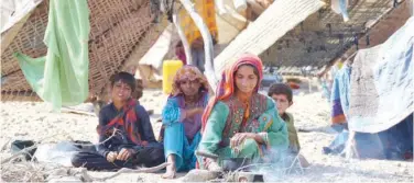  ?? Agence France-presse ?? ±
A flood-affected family sits under the shade of a cot bed in Dera Allah Yar on Tuesday.