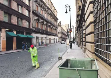  ??  ?? Comercios cerrados en el Centro Histórico de la Ciudad de México (México), durante esta pandemia.