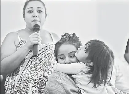  ??  ?? Integrante­s de la caravana migrante narran su lucha y sus historias durante un encuentro con autoridade­s y la comunidad cultural de la capital del país, donde permanecen desde hace tres días ■ Foto Carlos Ramos Mamahua