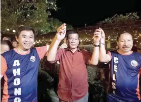  ?? CONTRIBUTE­D FOTO ?? JUST A SELFIE? Mayoralty candidate Junard “Ahong” Chan (left) and his running mate Dr. Celedonio Sitoy (right) pose with President Rodrigo Duterte.