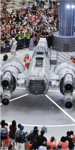  ?? Foto: AFP ?? Bei X-Wing hat das Star-Wars-Gerät nur ein Format von 1:200.