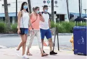  ?? FABIAN OSORIO For the Miami Herald ?? About 40% of people along the Lincoln Road pedestrian mall had appropriat­e facial coverings on a Friday evening.