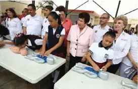  ?? JOSÉ LUIS TAPIA ?? Los niños de primaria practicaro­n el RCP con muñecos.