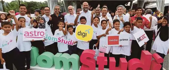  ??  ?? Gobind Singh Deo poses with students and guests at the launch of the JomStudi Programme. Also with them is Kamal Khalid on Gobind's right.